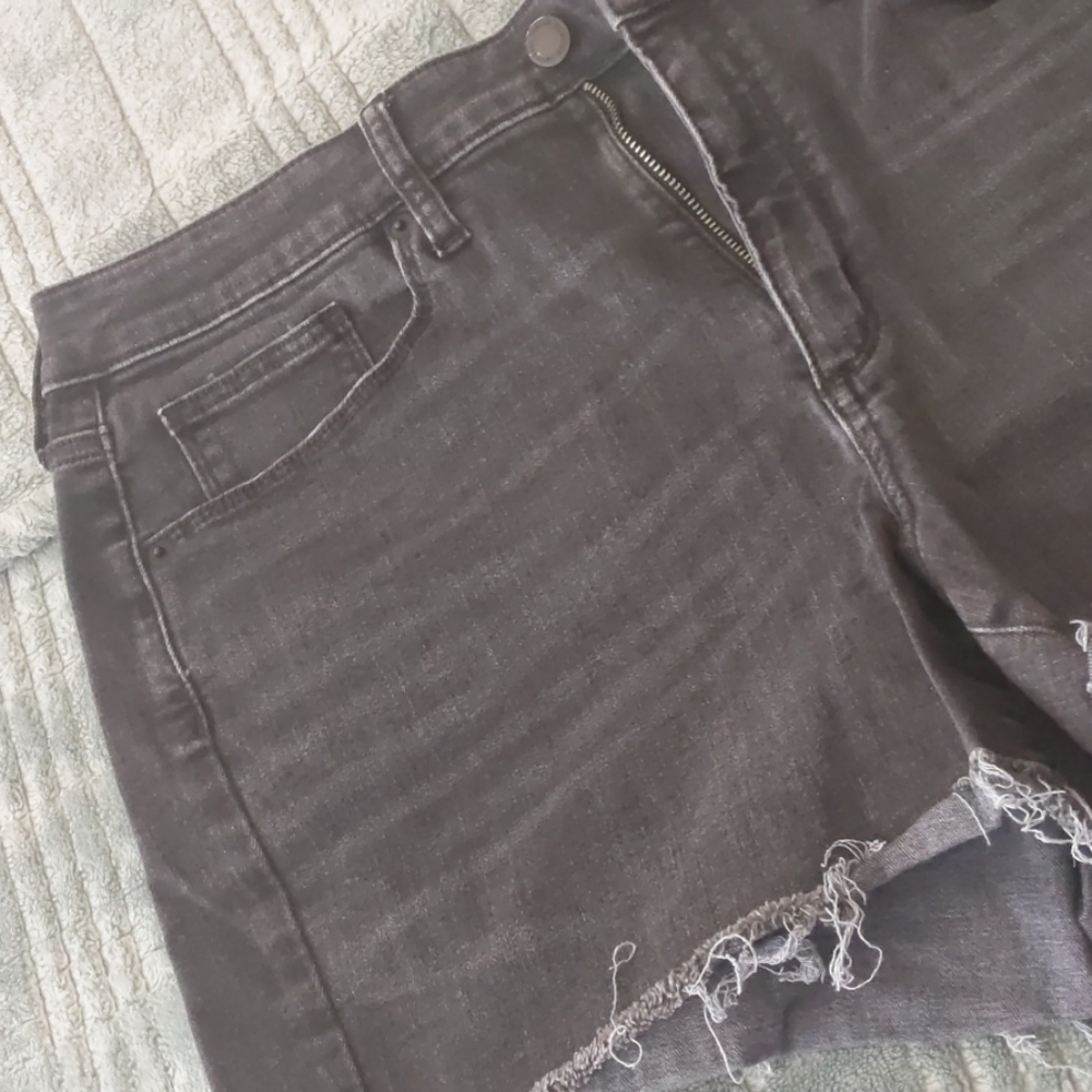 Shorts - Picture 2 of 3